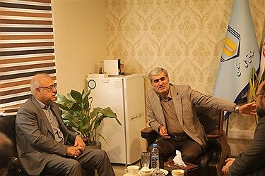 تصویر دیدار استاندار استان هرمزگان به همراه مدیر کل راه و شهر سازی استان با رییس هیات عامل صندوق ملی مسکن