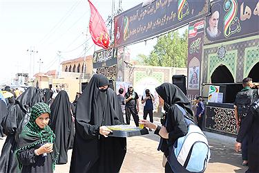 تصویر خدمت رسان موکب آبشار عاطفه‌ها در مسیر اربعین 1404 از پنجره دوربین (16 مردادماه)