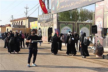 تصویر خدمت رسان موکب آبشار عاطفه‌ها در مسیر اربعین 1404 از پنجره دوربین (17 مردادماه)