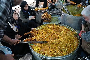 تصویر موج گسترده خدمت‌رسانی آبشار عاطفه ها به زائران در نیمه شعبان